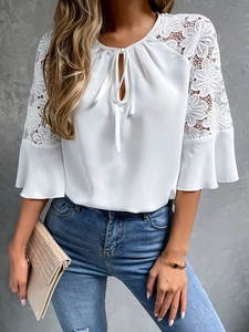 Weiße T-Shirt-Bluse mit Dreiviertel-Spitzenärmeln, Schnürkragen und einfarbigem Design