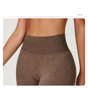 Détail de la taille haute côtelée sans couture sur short de yoga café pour gainer le corps