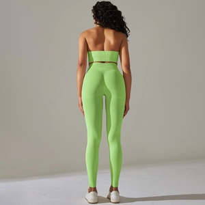 Détail de l'ensemble de yoga sans couture vert citron avec vue arrière du haut et du legging