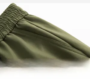 Detalle de la cintura elástica con cordón y bolsillo lateral del pantalón cargo