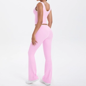 Vue détaillée de l'ensemble de yoga rose avec liseré blanc et pantalon évasé
