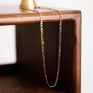 Polished 18K gold Figaro chain necklace for women in minimalist stainless steel