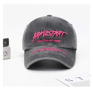 Détails de la broderie rose sur une casquette en coton gris délavé au style vintage