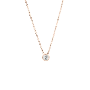 Detailansicht der Roségold-Halskette mit einem brillantem Rundschliff-Zirkonia-Anhänger