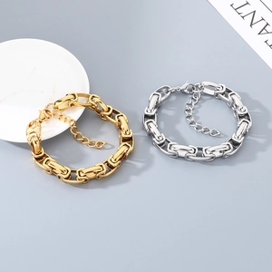 Détail de bracelets gourmettes de 10 mm en acier inoxydable doré et argenté