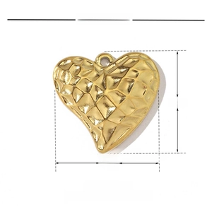 Vue détaillée d'un pendentif cœur en acier inoxydable doré avec motif quadrillé et dimensions