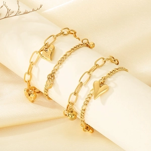 Zweilagiges Set aus 18K vergoldeten Edelstahlarmbändern mit Herzanhängern