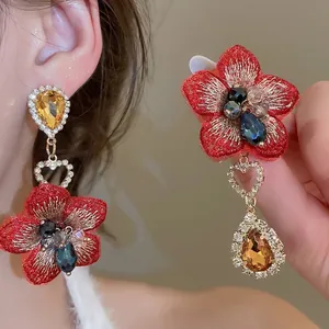 Orecchini floreali con ricamo rosso e cristallo a goccia ambrato in raffinato stile vintage