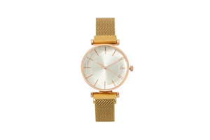 Detalle de reloj con correa de malla de oro rosa y cristales brillantes en el dial