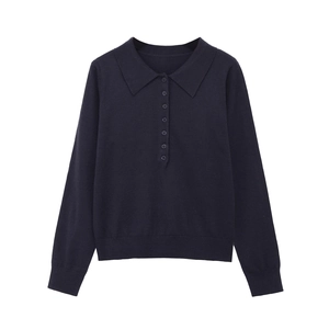 Maglione in maglia blu scuro con colletto polo, bottoni frontali e polsini a costine