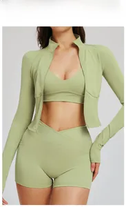 Dettaglio del set yoga verde fagiolo con giacca con zip e pantaloncini a vita incrociata