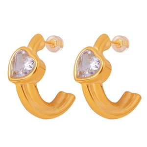 Orecchini a cuore dorati con grandi pietre di zirconia cubica su fondo bianco
