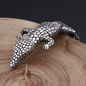 Bracelet crocodile en acier inoxydable hip hop vintage présenté sur un bloc de bois