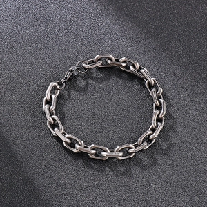 Détail du bracelet gourmette en acier inoxydable de style industriel avec finition vintage et fermoir