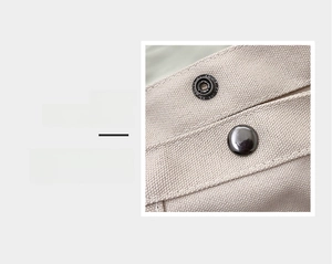 Agrandissement détaillé du bouton-pression en métal sur un sac en toile