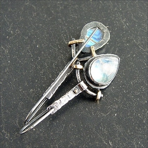 Pendientes vintage de plata oxidada con piedra de luna y detalles dorados martillados