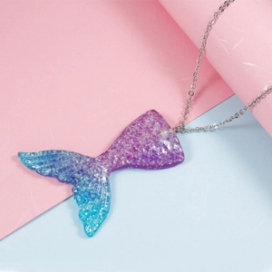 Minimalistische zeemeerminstaart hanger ketting met blauwpaarse hars en zilveren ketting