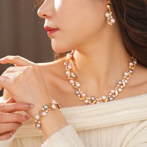 Détail d'une parure de bijoux vintage en perles avec feuilles d'or et diamants sur modèle