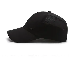 Vista laterale del cappellino da baseball nero con rete traspirante e logo metallico