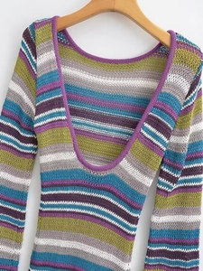 Detail von mehrfarbigem gestreiftem Strickstoff und tiefem Rückenausschnitt am Kleid