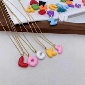 Modische Goldkette mit bunten Emaille-Buchstaben-Anhängern für das Wort LUCKY
