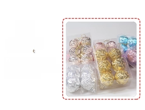 Dettaglio di 6 palline di Natale da 4 cm con trama intrecciata in colori assortiti