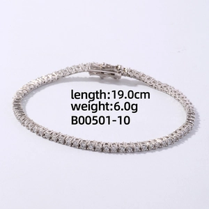 Tennis bracelet detail showing length of 19cm and weight of 6g with box clasp