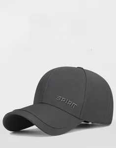Détail de la broderie SPIRIT grise sur le côté de cette casquette de baseball de luxe