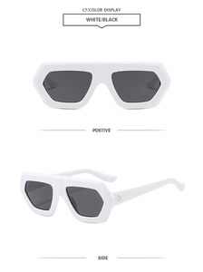 Detaillierte Vorder- und Seitenansicht der weißen Retro-Sonnenbrille mit dunklen Gläsern