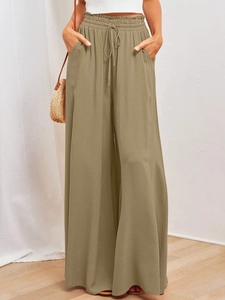 Détail du cordon de serrage taille haute sur un pantalon large décontracté en lin