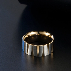 Bague en acier titane brossé mat avec bords dorés et bande centrale argentée
