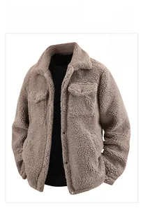 Detail der khakifarbenen Lammfelljacke mit Reverskragen und Brusttaschen