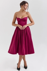 Dettaglio dell'abito midi a fascia magenta con scollo a cuore e corpetto di raso