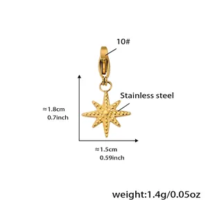 Makroansicht goldener Edelstahl-Sternanhänger mit Maßen und Karabinerverschluss