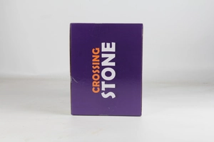 Paarse verpakkingsdoos voor Crossing Stone balansstenen met oranje typografie
