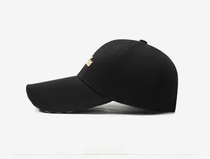 Seitenansicht der schwarzen Basecap mit langer Krempe und goldener Stickerei