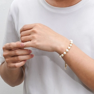 Elegant freshwater pearl bracelet with gold spacer beads and adjustable metal chain