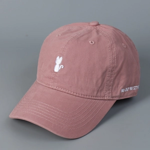 Detailansicht der rosa Baseballkappe mit Katzenstickerei und NO CAP NO STYLE Schrift