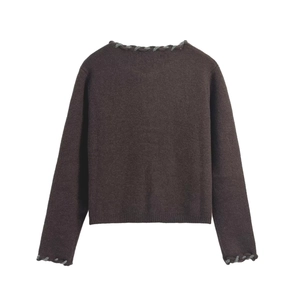 Pull en maille marron foncé à manches longues avec bordure décorative grise sur la vue arrière