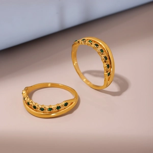 18k vergoldeter Edelstahlring mit grünen Zirkoniasteinen im minimalistischen Design