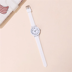 Reloj de cuarzo minimalista con correa de silicona blanca y una esfera numérica