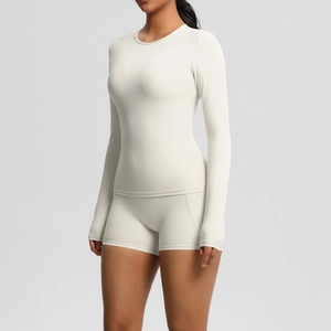 Détail d'un ensemble de yoga ivoire montrant le short taille haute avec poche latérale