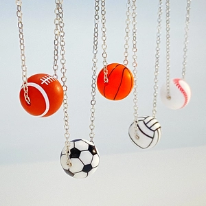 Detaillierte Sammlung von Mini Sportanhängern inklusive Fußball und Basketball Halsketten