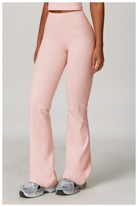 Détail du pantalon de yoga évasé à taille haute en tissu mat extensible rose doux