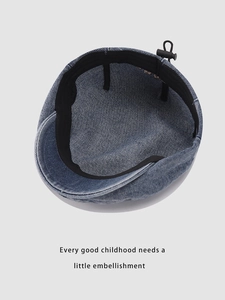 Vue intérieure du béret en denim avec doublure noire et cordon de serrage réglable