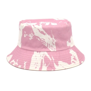Détail du chapeau bob tie-dye avec broderie SNOW et texture de toile aspect marbre
