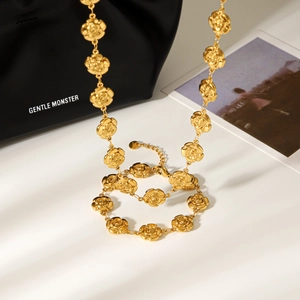 Collier à maillons de roses en or 18 carats avec chaîne réglable sur fond sombre et élégant