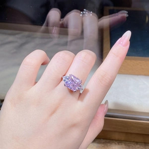 Détail macro d'une bague en zircon rose taille coussin de 5 carats sertie de brillants