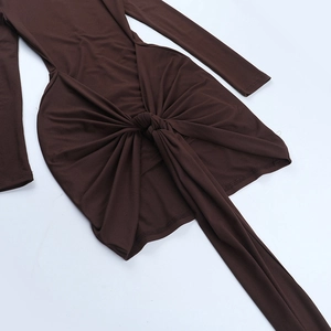 Detailansicht des Taillenknoten-Designs am figurbetonten braunen Strickkleid