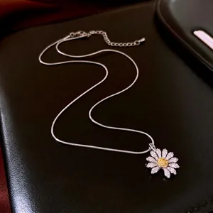 Daisy Flower Pendant Necklace Copper With Zircon Silver-plated Snake Chain Fashion Clavicle Chain Jewelry For Women